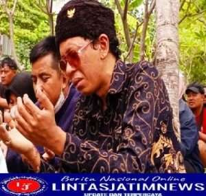 Isak Tangis Keluarga Iringi Kepergian Cak Sapari sang Seniman Legendaris