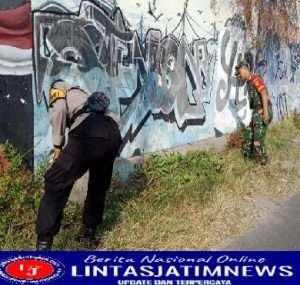 Jum’at Bersih, Babinsa Kepatihan Wetan Gotong Royong Bersihkan Lingkungan