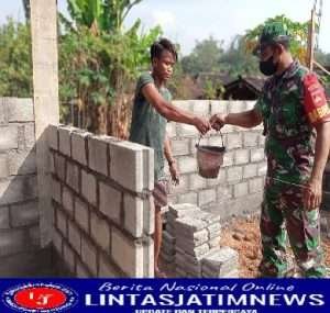 Ringankan Beban Warga, Babinsa Bantu Bangun Rumah