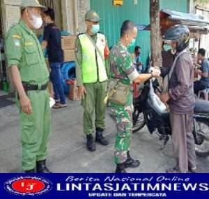 Covid-19 Belum Musnah, Babinsa Kepatihan Wetan Bagikan Masker Gratis di Wilayah