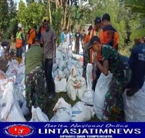 Wujud peduli Lingkungan, Babinsa Koramil 0801/01 Pacitan Bersama Warga Lakukan Karya Bakti