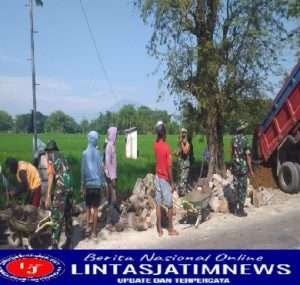 Anggota Koramil Kwadungan Bersama Warga Kerja Bakti Bangun Talud Jalan