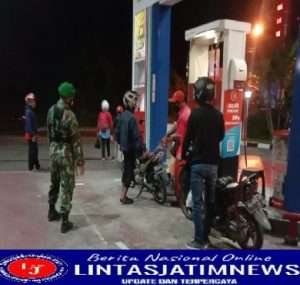 Berikan Keamanan Pada Warga, Personil Koramil Nguntoronadi Gelar Patroli Malam Hari