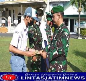 Upacara Bendera, Dandim 0726/Sukoharjo berikan Beasiswa kepada putra-putri berprestasi