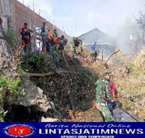 Mitigasi Banjir, Koramil 09 Grogol Dim 0726/Sukoharjo, bersama Polsek dan Relawan Bersih-bersih Sungai