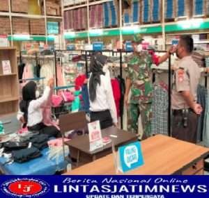 Babinsa Tipes Perketat PPKM di Grosir Lotte Mart