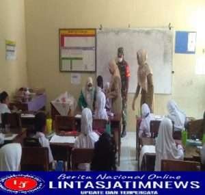 Dukung Kesehatan Anak, Babinsa Juwangi Dampingi Imunisasi Bias