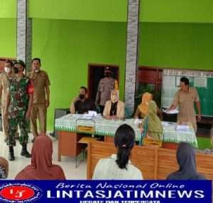 Babinsa Posramil Pitu Laksanakan Pendampingan Pembagian BLT DD