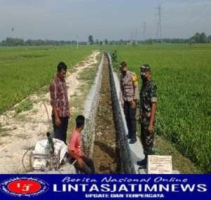 Babinsa Koramil Padas Lakukan Pendampingan dalam Kegiatan Normalisasi Saluran Irigasi