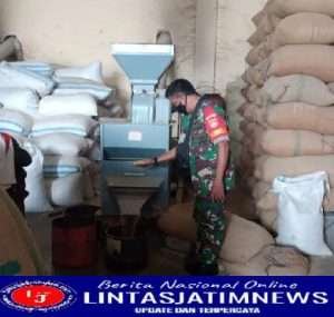 Pentingnya Ketahanan Pangan, Babinsa Sawit Datangi Penggilingan Padi