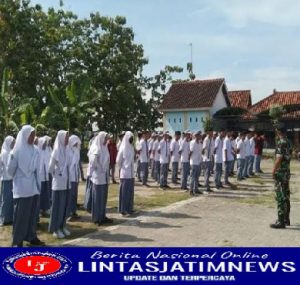 Tanamkan Kedisiplinan, Babinsa Koramil 0812/11 Kedungpring Latih PBB Siswa SMK NU Kedungpring