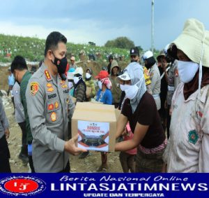 Polresta Malang Kota Bersama UPT Pengolahan Sampah Berbagi untuk Pemulung di TPA Supit Urang