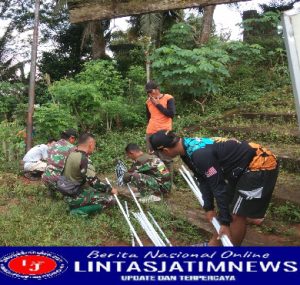 Babinsa Koramil 0801/01 Pacitan Bantu Warga Pasang Pipa Air Bersih