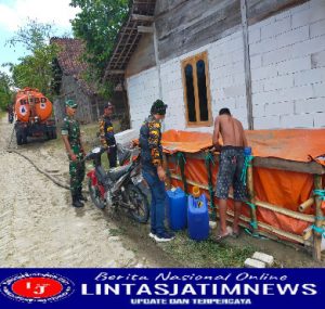 Babinsa Koramil 0805/14 Bringin Bersama BPBD Ngawi Droping Bantuan Air Bersih Kepada Warga Terdampak Kekeringan