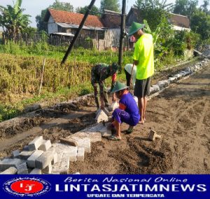 Atasi Kesulitan Rakyat, Sertu Sumarji Bantu Warga Pasang Paving Jalan