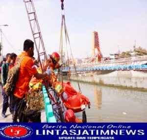 Jenasah Perempuan Tanpa Identitas Ditemukan Mengapung di Sungai Bawah Jembatan Joyoboyo