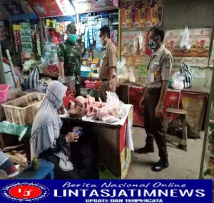 Walau PPKM di Level 1 Babinsa Danukusuman Tetap Cek Prokes Pasar Tradisonal