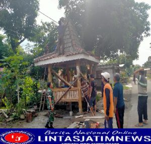 Babinsa Kodim 0802/Ponorogo Gotong Royong Bersama Warga Bangun Pos Kamling