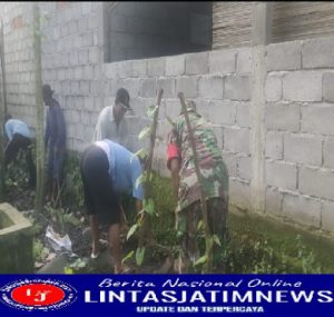 Bersama Warga,Serda Suradi Kerja Bakti Bersihkan lingkungan