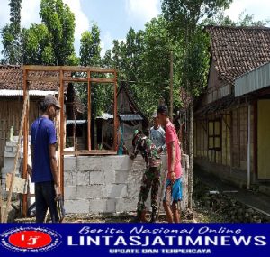 Bersama Warga Anggota Koramil Kedunggalar Beda Rumah Milik Warga yang Tidak Mampu