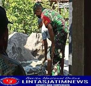 Ringankan Beban Warga Binaan, Babinsa Bantu Bangun Rumah