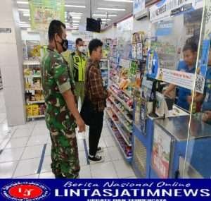 Babinsa Jajar Terapkan PPKM di Indomart, Ini Tujuannya