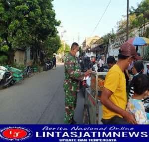 Corona Belum Musnah, Babinsa Purwodiningratan Berikan Himbauan Prokes Kepada Pedagang Kali Lima