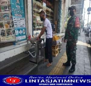 Babinsa Jayengan  PPKM di Sepanjang Jln. Dr. Rajiman