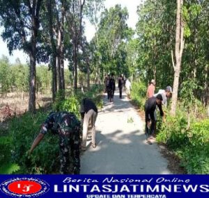 Babinsa Ajak Masyarakat Kerja Bakti Bersihkan Jalan Agar Tampak Bersih dan Rapi