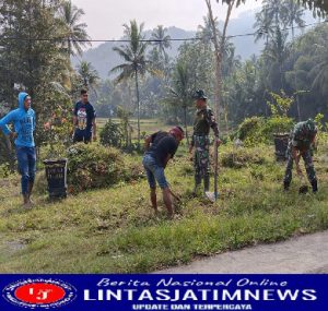 Wujudkan Lingkungan Sehat, Babinsa Kodim 0802/Ponorogo Kerja Bakti Bersama Warga