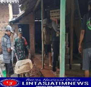 Tumbuhkan Kepedulian Sosial, Babinsa Koramil 0801/03 Arjosari Gotong Royong Perbaiki Rumah Warga