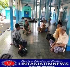 Jalin Silaturahmi, Babinsa bersama Lurah Kepatihan Wetan Sholat Dhuhur Berjamaah Bersama Warga