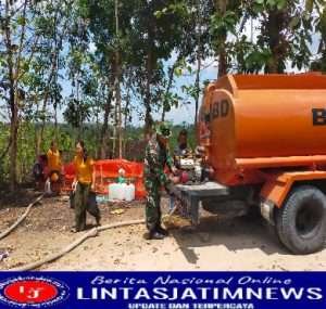 Babinsa Sumberbening Dampingi Pengedropan Air Bersih di wilayah