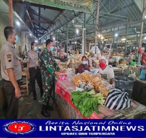 Babinsa Danukusuman Tetap Rutin Sosialisasi PPKM & Himbau Prokes Pedagang Pasar