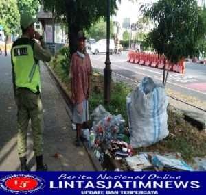 Babinsa Kemlayan & Linmas Tertibkan Tuna Wisma Sambil Terapkan PPKM