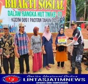 Memperingati HUT TNI Ke-77, Dandim 0801/Pacitan Beri Paket Sembako Kepada Warga Kurang Mampu