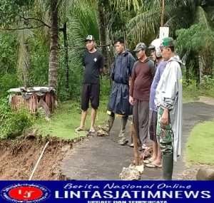 Tanggap Bencana Babinsa Koramil 0801/09 Sudimoro Mengecek Rumah Warga Tertimpa Tanah Longsor