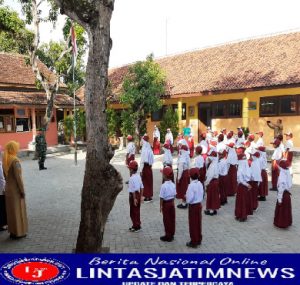 Tanamkan Disiplin dan Cinta Tanah Air Sejak Dini, Anggota Kodim 0802/Ponorogo Jadi Pembina Upacara di Sekolah