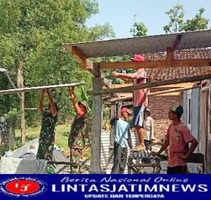 Manunggal Dengan Rakyat, Anggota Koramil Kwadungan Bantu Warga Rehab Rumah