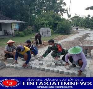 Perlancar Akses Jalan, Serda Andik Bersama Warga Kerja Bakti Pemasangan Paving Jalan