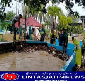 Cegah Banjir, Babinsa Koramil 0801/01 Pacitan Bersama Warga Bergotong Royong Bersihkan Sampah