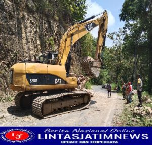 Tanggap Terhadap Bencana, Babinsa Koramil 0801/01 Pacitan Bantu Atasi Tanah Longsor.