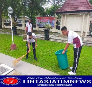 Sambut HUT TNI Ke-77, Kodim 0801/Pacitan Menggelar Karya Bakti Pembersihan TMP