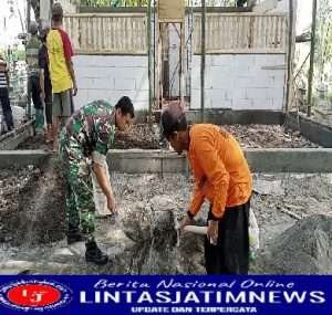 Babinsa Koramil 0805/14 Bringin Membantu Masyarakat  gotong royong Rehab makam