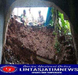 Tanggap Bencana Alam, Babinsa Koramil 0801/05 Nawangan Bantu warga Terkena Musibah Tanah Longsor