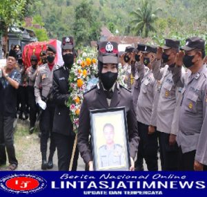 Kapolres Trenggalek dan Tulungagung Pimpin Upacara Pemakaman Anggota yang Gugur saat Pengamanan di Stadion Kanjuruhan