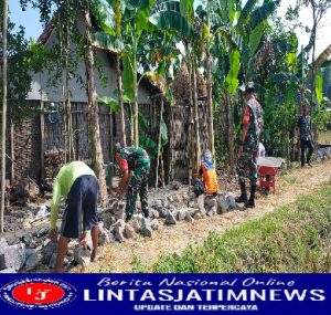 Babinsa Koramil 0805/05 Karangjati Gotong Royong Perbaikan Talud di Wilayah Binaan