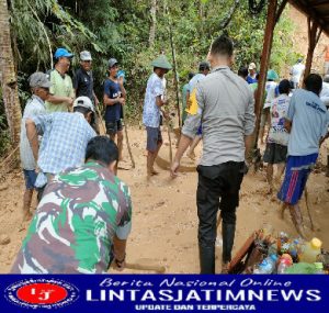 Bantu Warga Terkena Musibah Tanah Longsor, Babinsa Koramil 0801/01 Pacitan Ajak Warga Gotong  Royong.