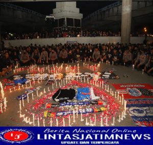 Personil Polres Gresik Bersama Ultras Mengelar Doa Bersama Untuk Korban Tragedi Kanjuruhan