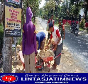 Babinsa Koramil Bringin Bantu Warga Perbaiki Jalan Akses Menuju ke Persawahan